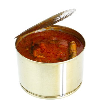 Domates soslu beyaz arka plan üzerinde izole konserve balık çaça