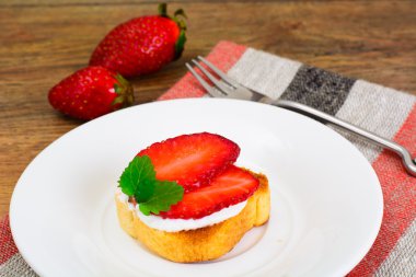 Bruschetta keçi peyniri ve çilek, nane ile