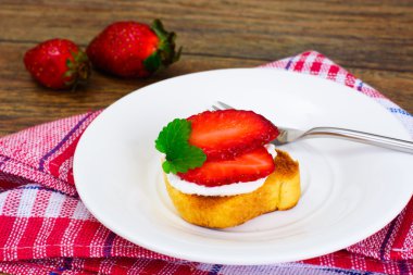 Bruschetta keçi peyniri ve çilek, nane ile