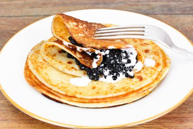 siyah havyar ile Pancakes