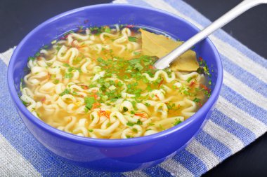 tavuk çorbası erişte ile