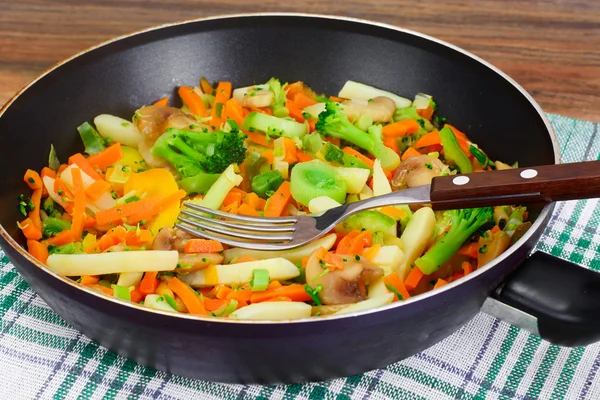 Buharda pişirilmiş sebzeler patates, havuç, soğan ve mantar.