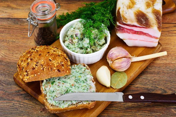 Salo, Pork with Garlic, Dill and Multi Grain Bread — Stock Photo, Image