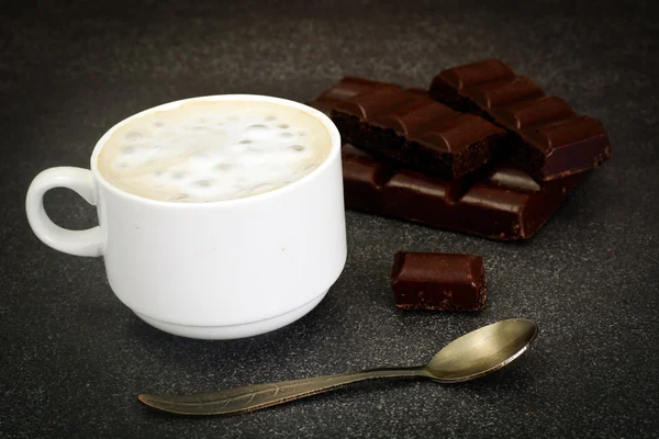 Kopje koffie met chocolade op donkere achtergrond in Retro Vintag — Stockfoto