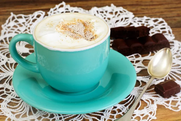 Чашка кофе с шоколадом на темном фоне в ретро винтаг — стоковое фото