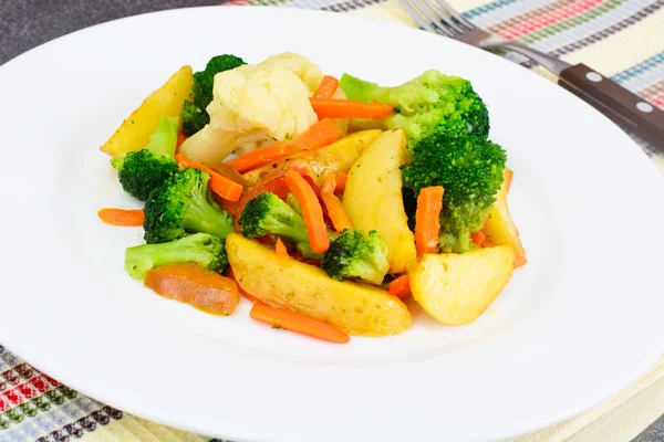 Ångade grönsaker potatis, morötter, blomkål, Broccoli — Stockfoto