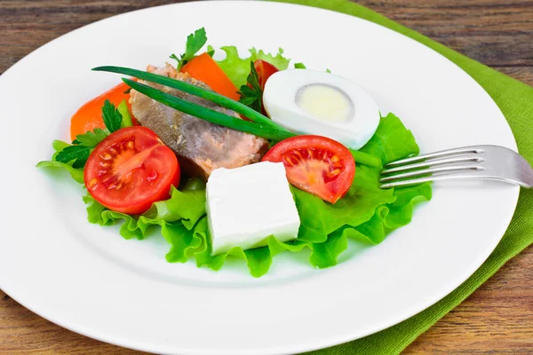 Salmão, alface, tomate e pimenta doce com ovo — Fotografia de Stock