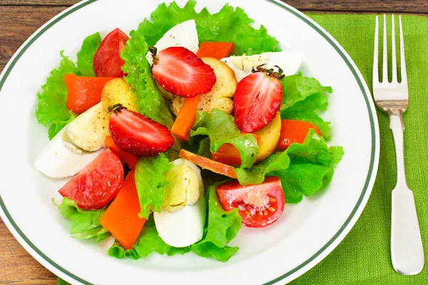 Tomaat, paprika met ei, aardbei en Bruschetta — Stockfoto