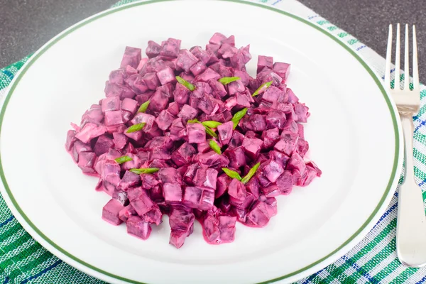 Салат из вареной свеклы с йогуртом — стоковое фото
