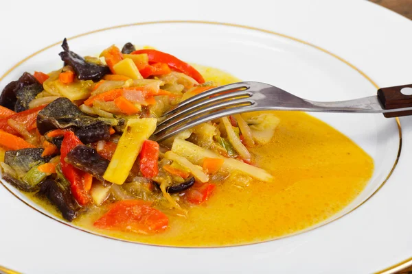 Fasulye filizi ile biber, mantar Mun, soğan, bambu Sh