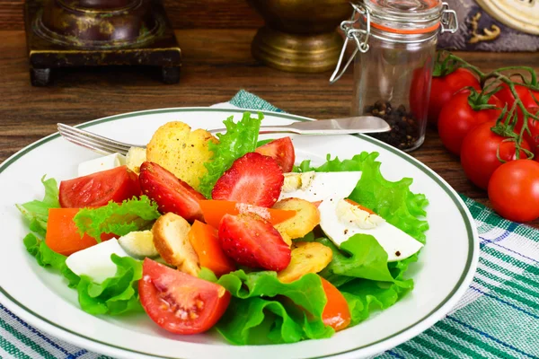 Tomat, paprika med ägg, jordgubbe och Bruschetta — Stockfoto