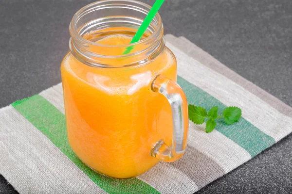 Frischer leckerer Vitamin-Orange-Smoothie — Stockfoto