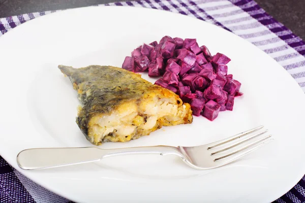 Stekt fisk kort och sallad på kokta rödbetor med yoghurt — Stockfoto