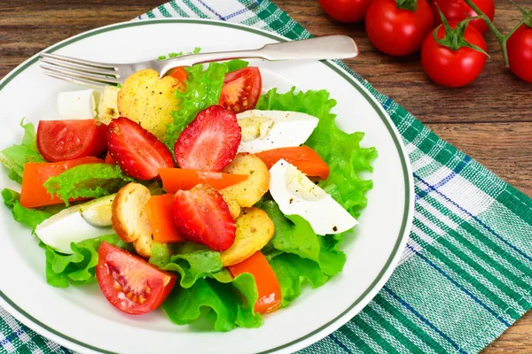 Tomate, Paprika mit Ei, Erdbeere und Bruschetta — Stockfoto