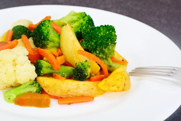 Ångade grönsaker potatis, morötter, blomkål, Broccoli — Stockfoto