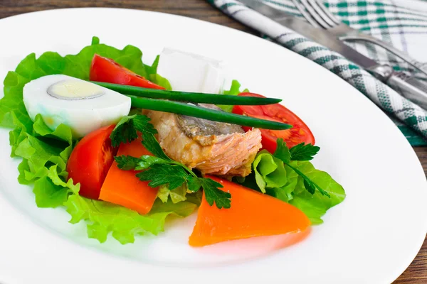 Salmão, alface, tomate e pimenta doce com ovo — Fotografia de Stock