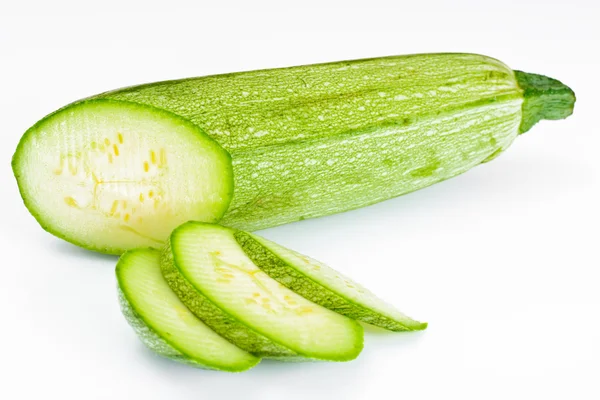 Frische grüne Zucchini auf weißem Hintergrund — Stockfoto