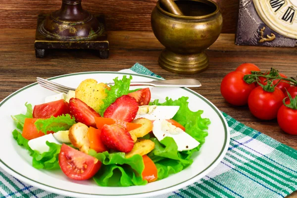 Rajčata, papriky s vajíčkem, jahody a Bruschetta — Stock fotografie