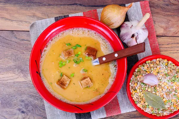 Здоровая и диетическая пища: суп с чечевицей, сельдерей — стоковое фото