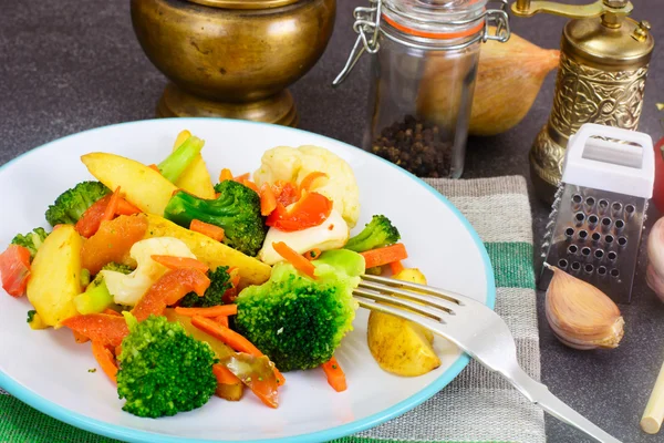 Párolt zöldségek, burgonya, sárgarépa, karfiol, brokkoli — Stock Fotó