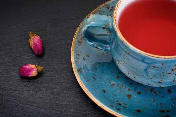 Taza de té sobre fondo oscuro — Foto de Stock