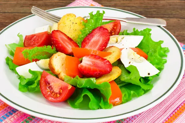 Tomate, Paprika mit Ei, Erdbeere und Bruschetta — Stockfoto