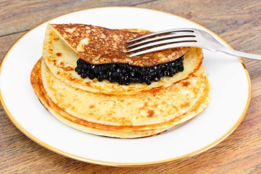 siyah havyar ile Pancakes
