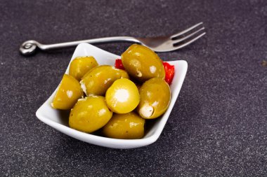 Peynir dolgulu yeşil zeytin