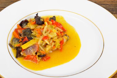 Fasulye filizi ile biber, mantar Mun, soğan, bambu Sh