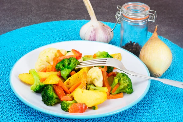 Gestoomde groenten aardappelen, wortelen, bloemkool, Broccoli — Stockfoto