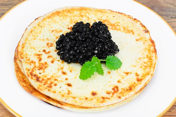 Pfannkuchen mit schwarzem Kaviar — Stockfoto