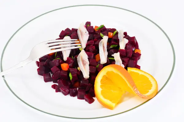 Салат из свеклы с сельдью — стоковое фото