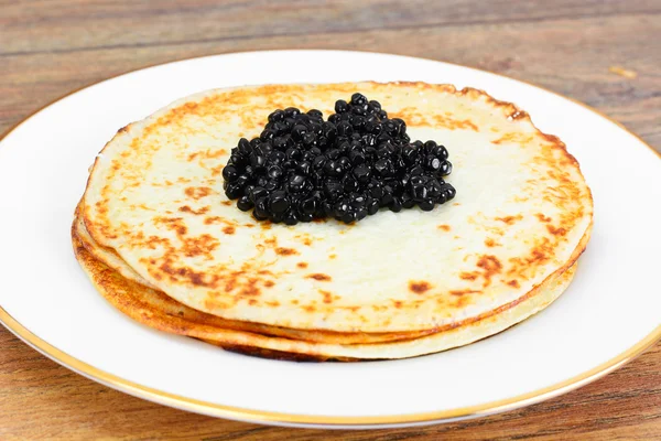 Pfannkuchen mit schwarzem Kaviar — Stockfoto