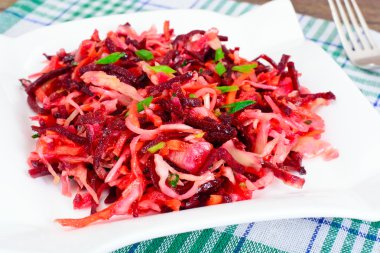 Baharat ile lahana, havuç ve pancar salatası