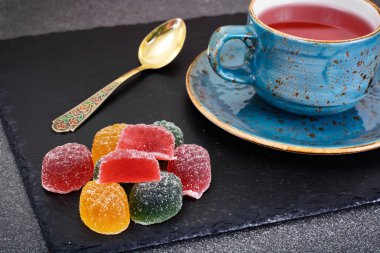 Koyu arka plan üzerinde çay