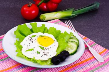 Omlet Chia tohum, marul ve salatalık ile