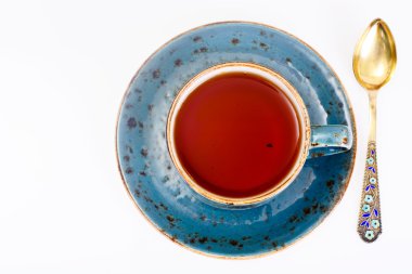 Koyu arka plan üzerinde çay