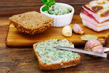 Salo, sarımsak, dereotu ve Multi tahıl ekmeği ile domuz eti