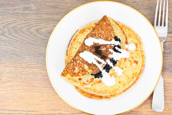 Pfannkuchen mit schwarzem Kaviar — Stockfoto