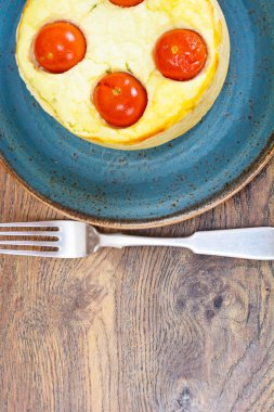 Ricotta, kiraz domates ve nane ile kiş