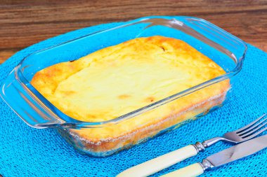 Lezzetli peynir güveç pişmiş.