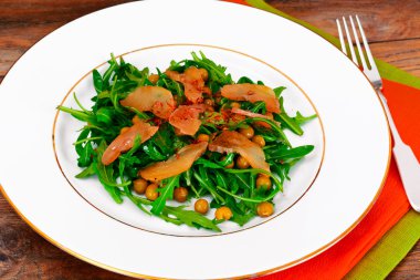 Sağlıklı yeme: Roka, konserve bezelye, tavuk eti, safran, sa