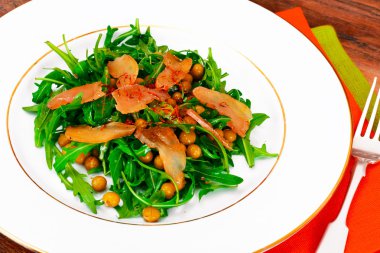 Sağlıklı yeme: Roka, konserve bezelye, tavuk eti, safran, sa