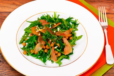 Sağlıklı yeme: Roka, konserve bezelye, tavuk eti, safran, sa