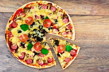 Biberli Pizza sosis, peynir, Mozzarella, zeytin ve Bas