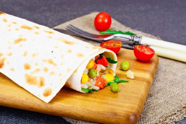 Dürüm, tavuk ve sebze ile Shawarma silindir Mini değirmenler