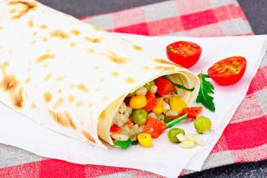 Dürüm, tavuk ve sebze ile Shawarma silindir Mini değirmenler