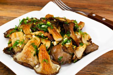 Kızarmış istiridye mantar