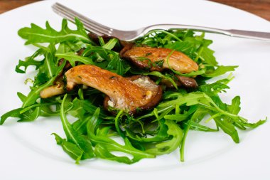 Salata ve roka ve kızarmış istiridye mantar