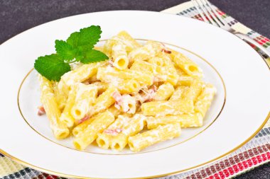 Carbonara soslu makarna. İtalyan mutfağı